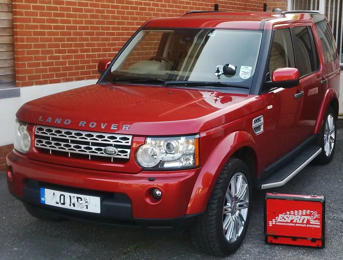 Land Rover Discovery with replacement windscreen fitted.