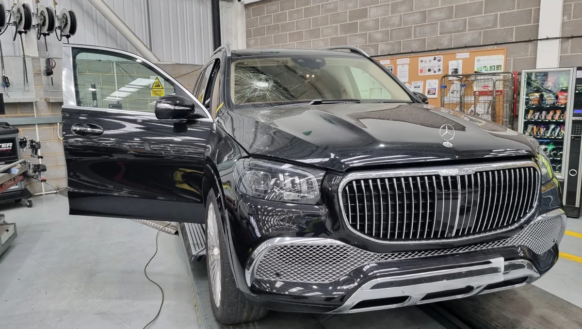 Mercedes-Maybach with windscreen damage before OE-spec replacement.
