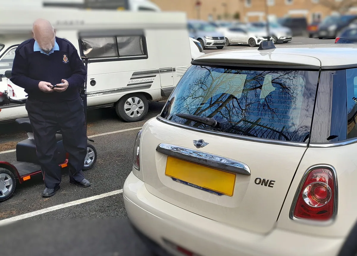 Mini One with heated rear window replaced on the street.