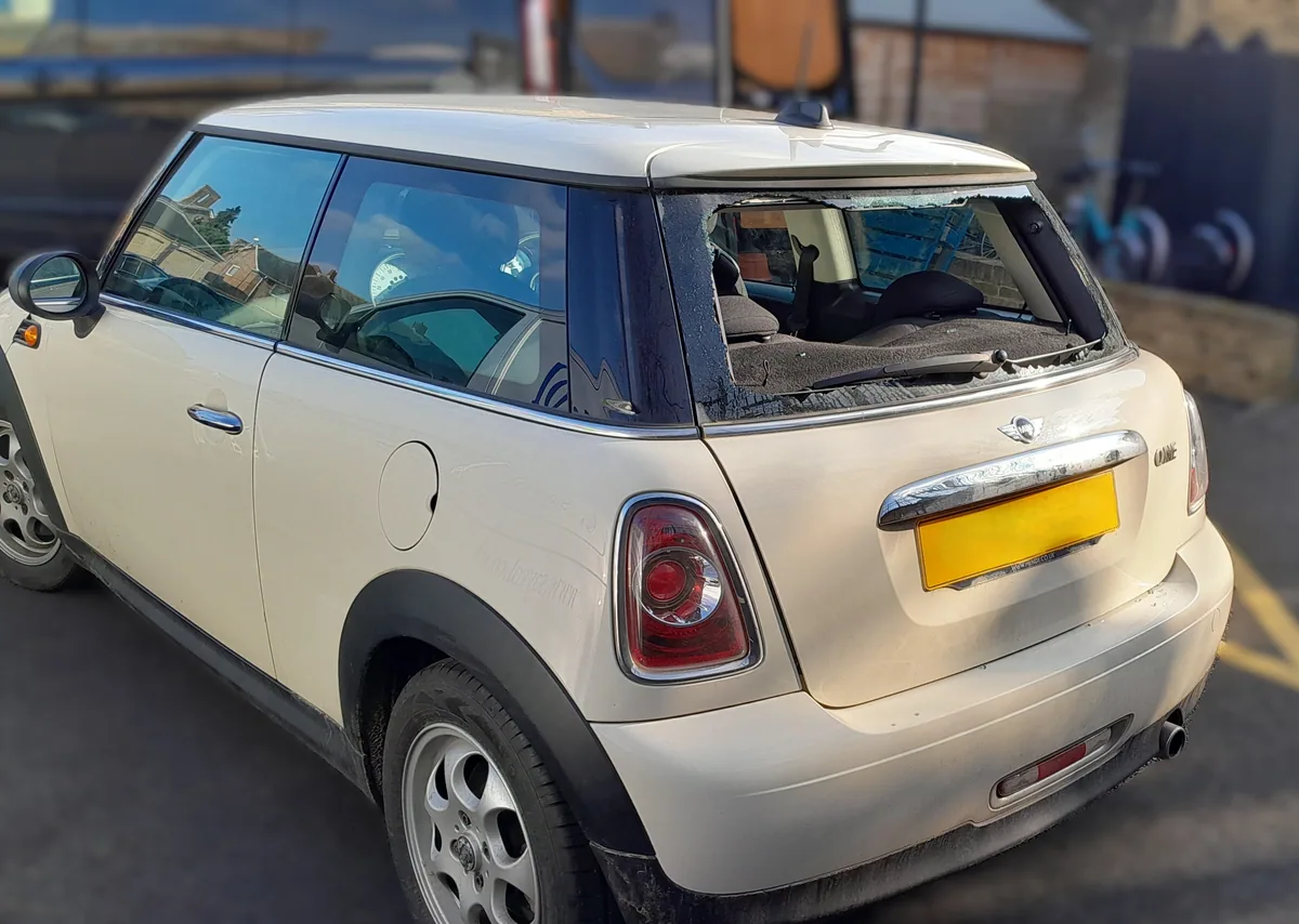 Mini One rear windscreen replacement complete.