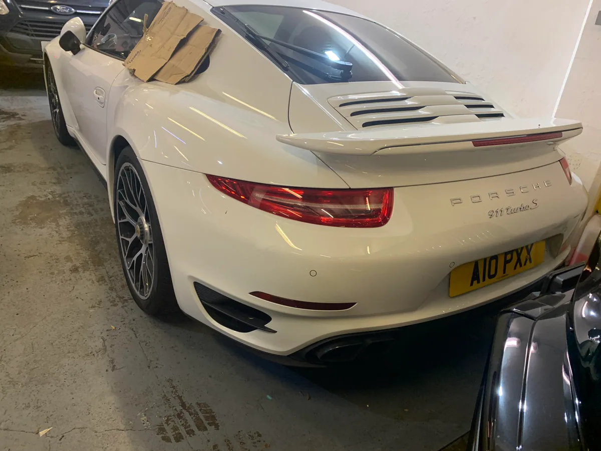 Porsche 911 with the new quarter glass bonded in place.